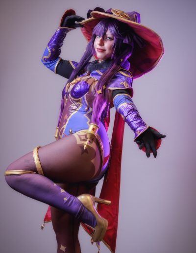 Mona (Genshin Impact) - Modèle : Aoy Queen - Commenjouer.fr